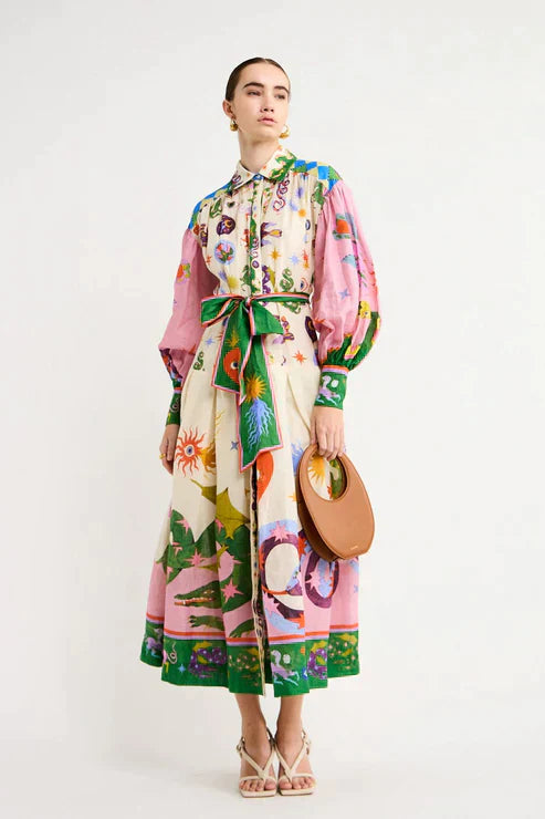 ein langes Vintage-Stil Kleid mit Print