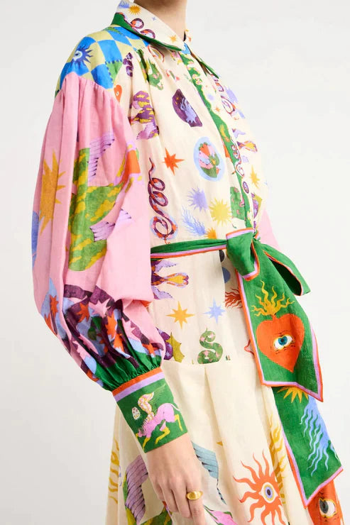 ein langes Vintage-Stil Kleid mit Print