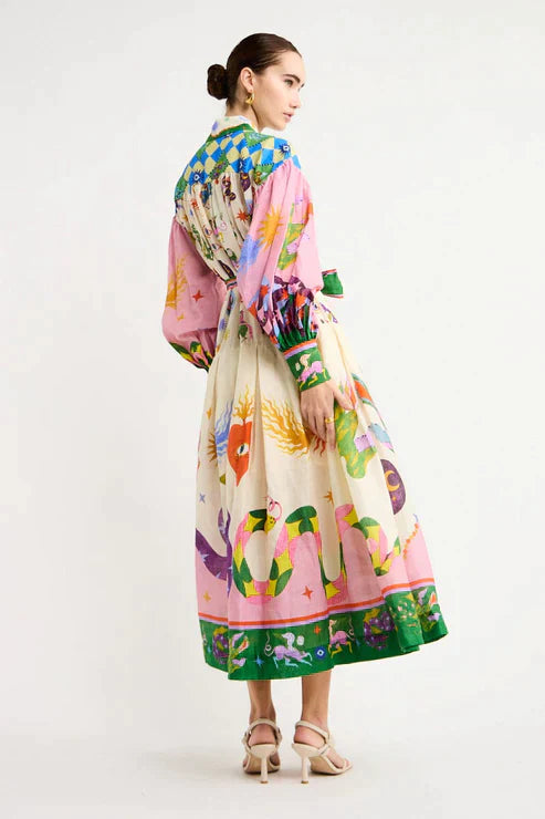 ein langes Vintage-Stil Kleid mit Print