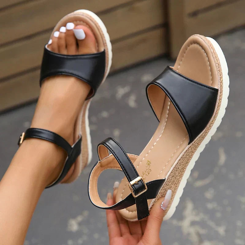 Heidi-Mode - Leichte Sandalen mit Keilabsatz und Schnalle