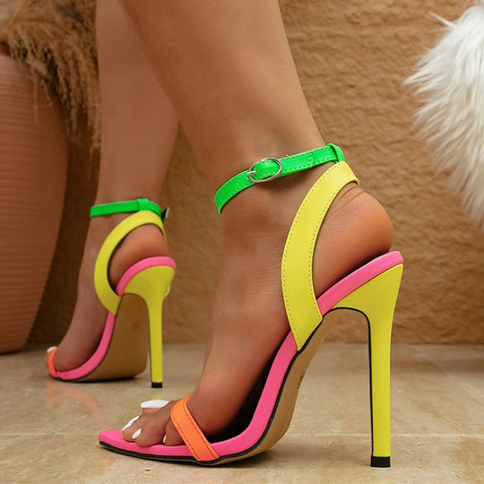 Bunte Sandalen mit hohem Absatz und neonfarbenen Riemen