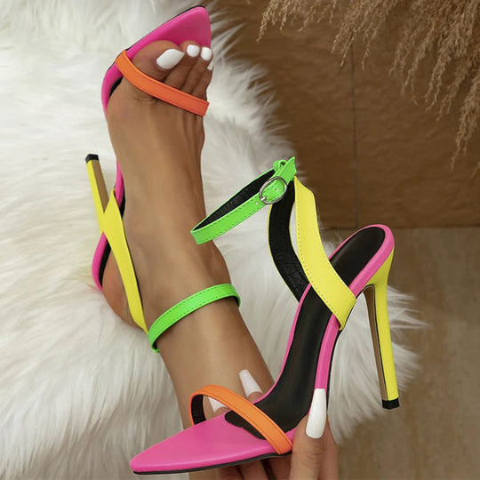 Bunte Sandalen mit hohem Absatz und neonfarbenen Riemen