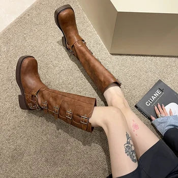 Heidi-Mode | Retro braune Stiefel mit Gürtelschnalle