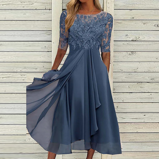 Ein schickes Sommerkleid mit einzigartigem Design