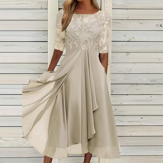 Ein schickes Sommerkleid mit einzigartigem Design