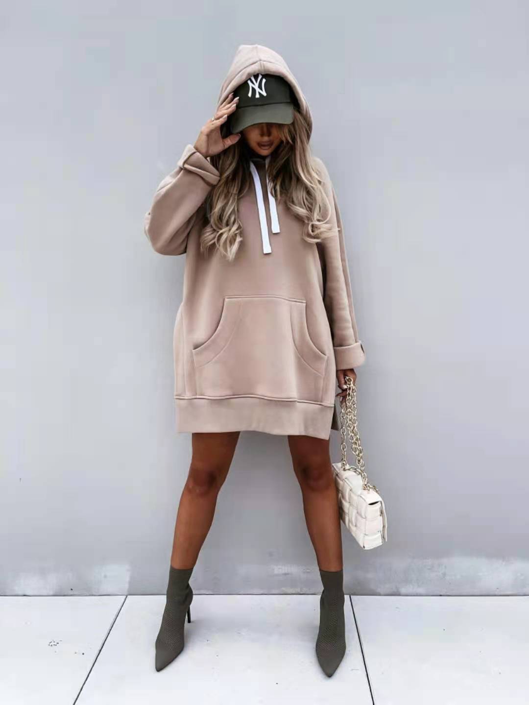 Damen lässiges Kapuzenkleid mit praktischen Eingrifftaschen und seitlichen Schlitzen Heidi-Mode