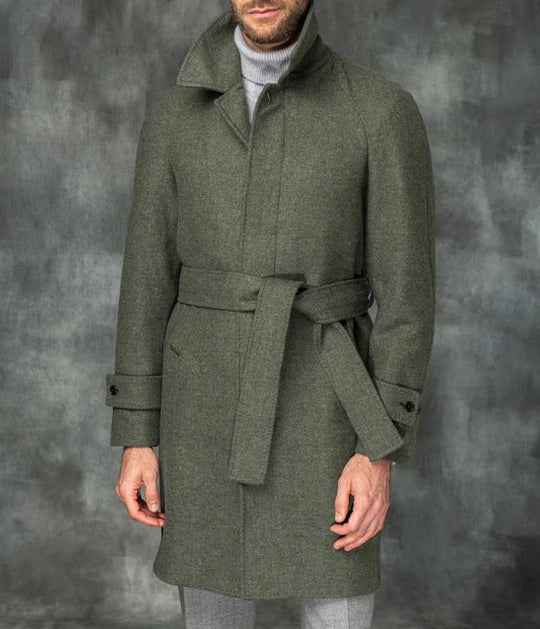 Herren eleganter Trenchcoat mit Taillengürtel und modernen Akzenten Heidi-Mode