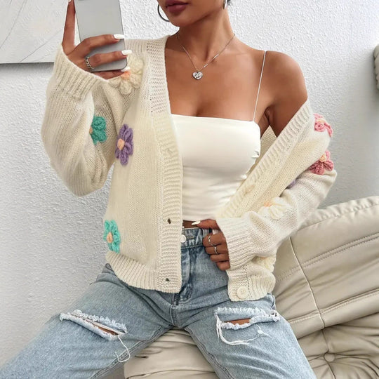 Damen Verspielter Strick-Cardigan mit handgehäkelten Blumenapplikationen Heidi-Mode