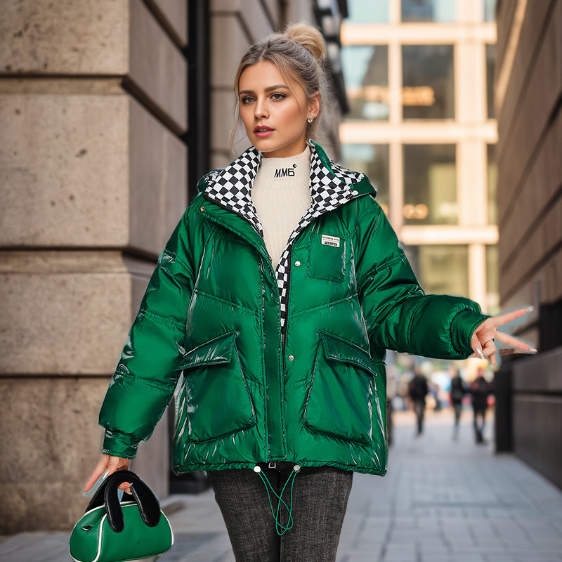 Damen modische kurze Pufferjacke mit Kapuze und praktischen Taschen Heidi-Mode