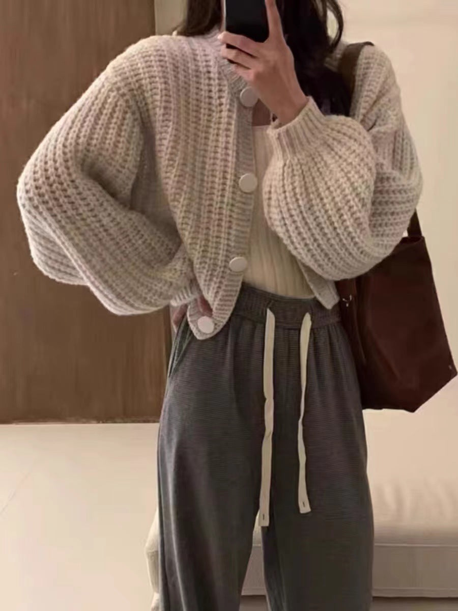 Damen Grobstrickcardigan mit voluminösen Ärmeln und großen Knöpfen Heidi-Mode