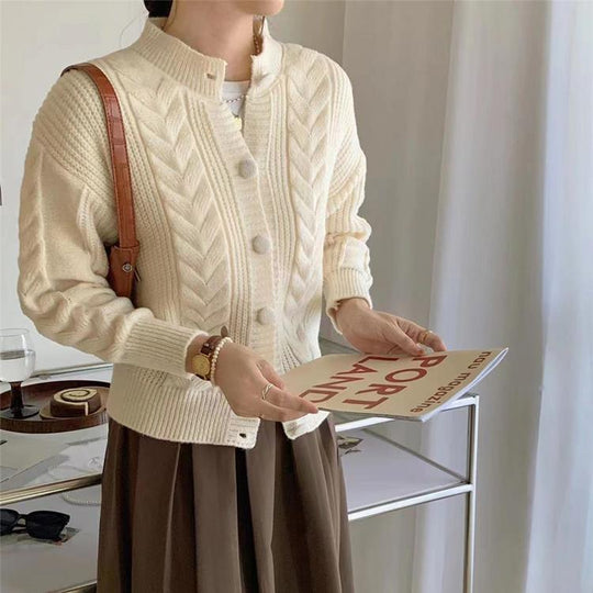 Damen gemütlicher Strickcardigan mit geflochtenem Muster und großen Knöpfen Heidi-Mode
