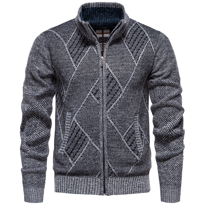 Herren Strickjacke mit modernem Zopfmuster und hohem Kragen Heidi-Mode