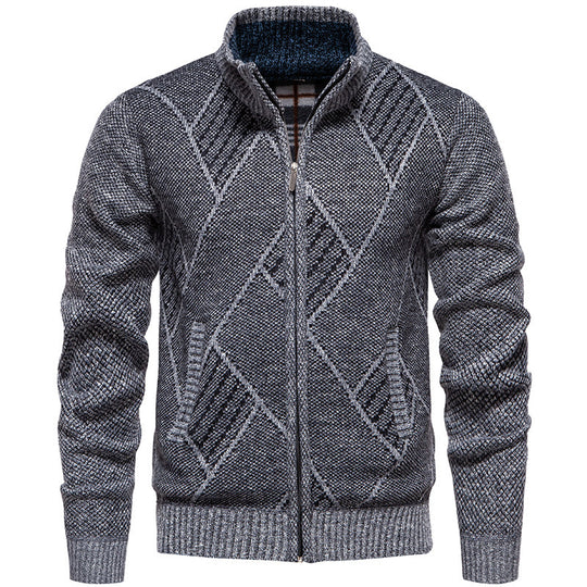 Herren Strickjacke mit modernem Zopfmuster und hohem Kragen Heidi-Mode