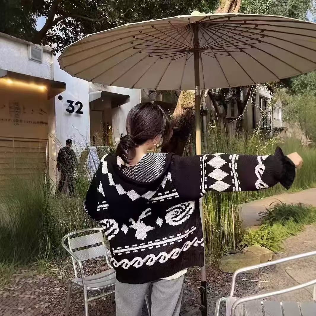 Damenmodische Strickjacke mit grafischem Muster und Kapuze Heidi-Mode