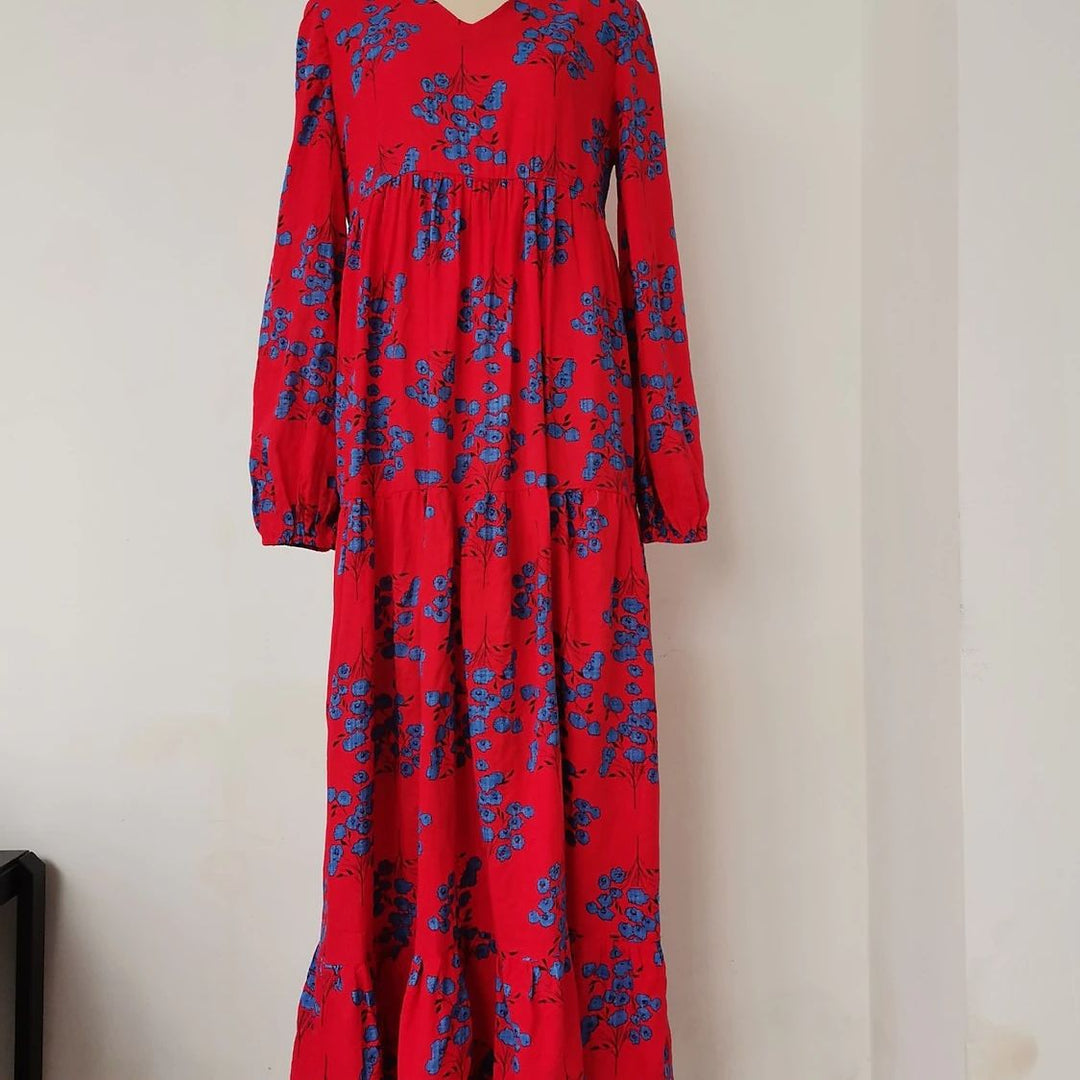 Damen Boho-Langarmkleid mit floralen Akzenten und schwingendem Saum Heidi-Mode