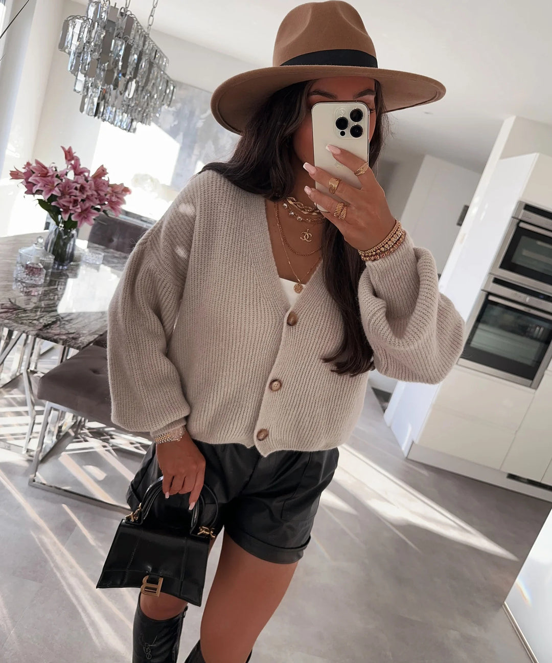 Damen Strickjacke mit voluminösen Ärmeln und hochwertigen Holzknöpfen Heidi-Mode