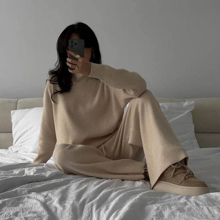 Damen lässiges Strick-Loungewear-Ensemble mit hohem Kragen und seitlichen Schlitzen Heidi-Mode