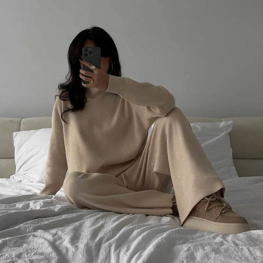 Damen lässiges Strick-Loungewear-Ensemble mit hohem Kragen und seitlichen Schlitzen Heidi-Mode