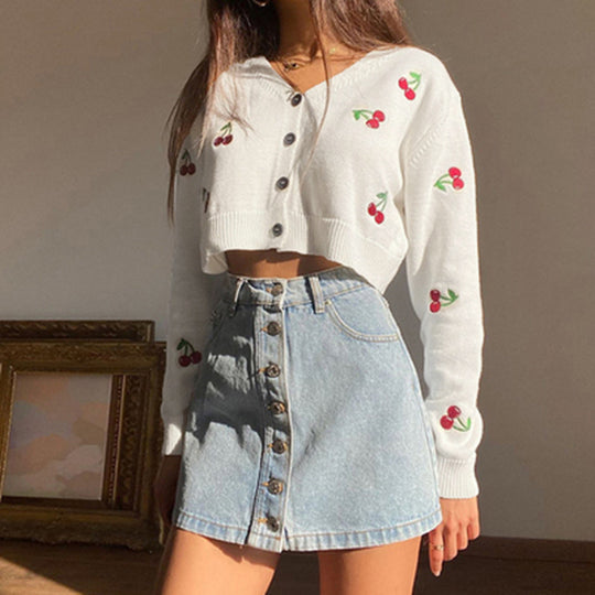 Damen Strickjacke mit verspieltem Kirschmotiv und knöpfbarem Design Heidi-Mode