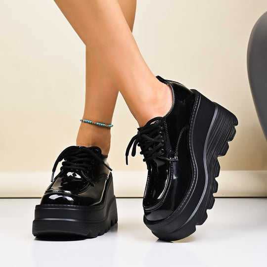 Damen Plateau Schnürschuhe mit glänzendem Obermaterial und rutschfester Sohle Heidi-Mode