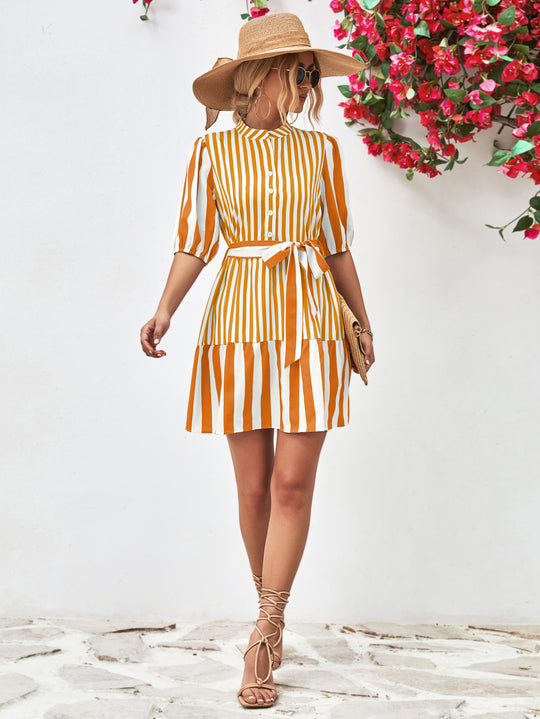 Damen gestreiftes Cocktailkleid mit voluminösen Ärmeln und tailliertem Gürtel Heidi-Mode