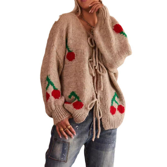 Damen Strickjacke mit verspieltem Kirschmotiv und einzigartiger Bindefront Heidi-Mode