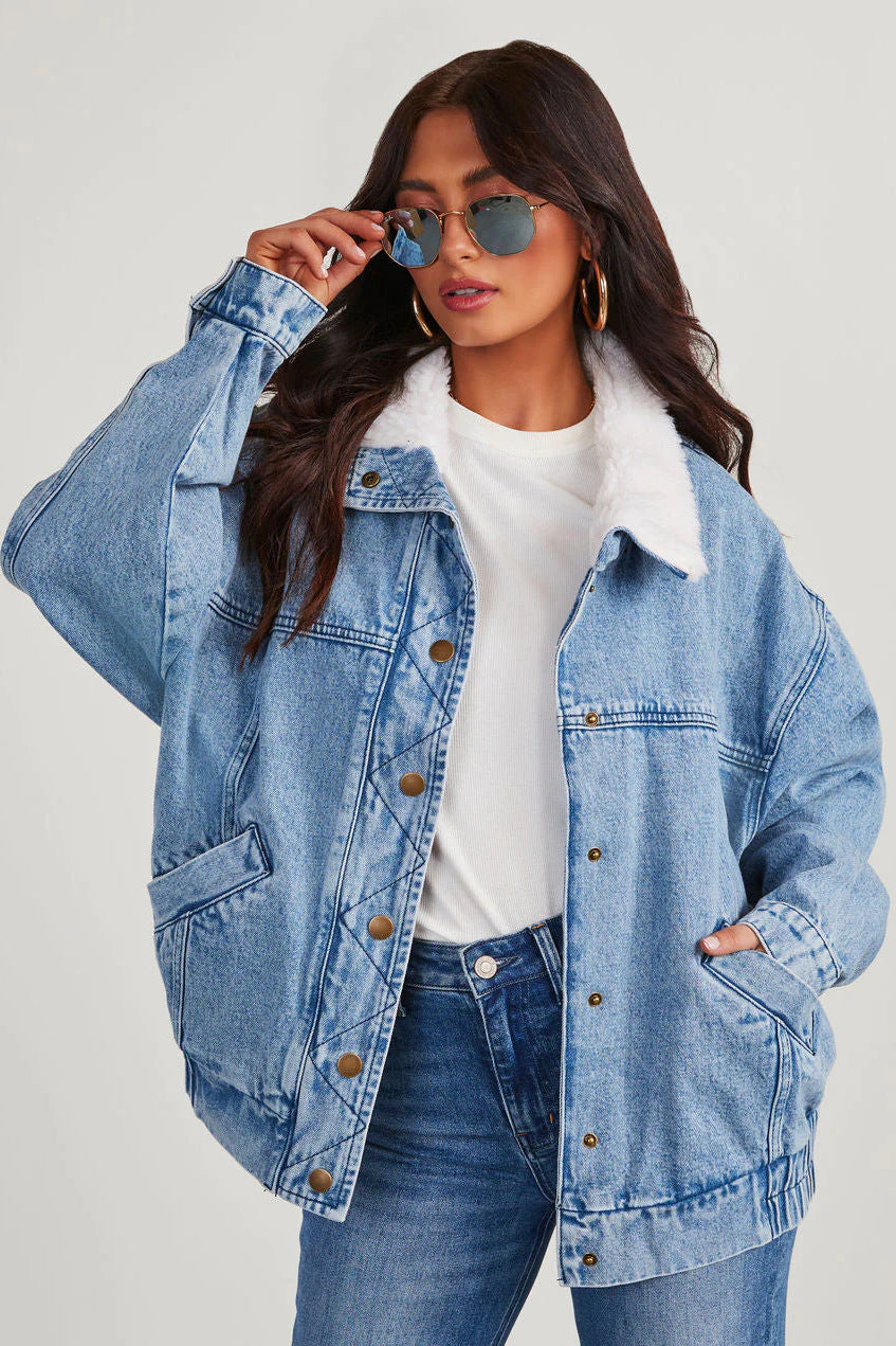 Damen-Denimjacke mit Fleecekragen und modernem Schnitt