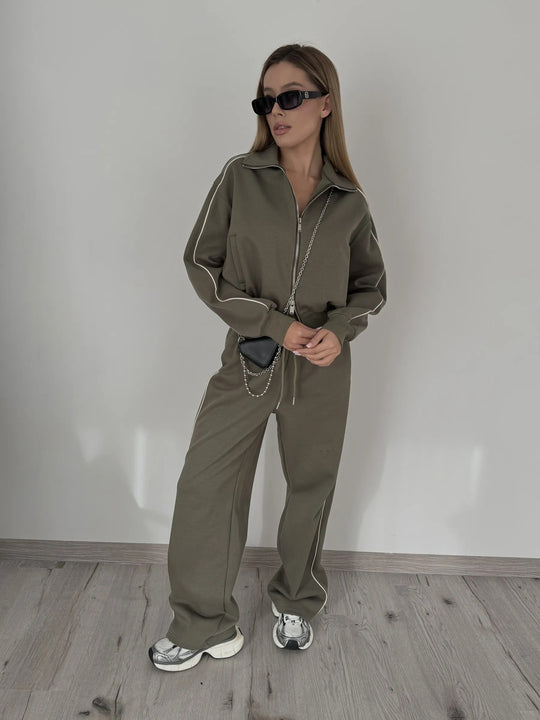 Damen modischer Freizeitanzug mit hochgeschlossenem Reißverschluss und praktischen Taschen Heidi-Mode