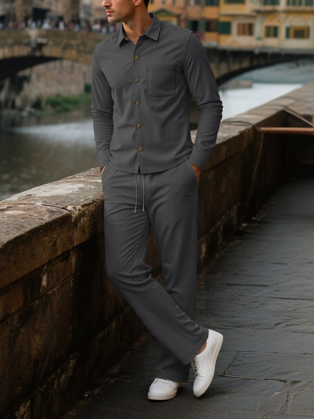 Herren eleganter Freizeitanzug mit strukturierter Oberfläche und praktischen Taschen Heidi-Mode