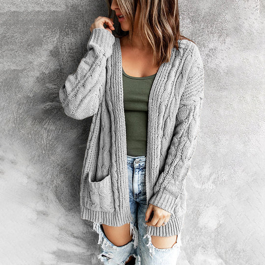 Damen Strickjacke mit modernem Zopfmuster und praktischen Taschen Heidi-Mode
