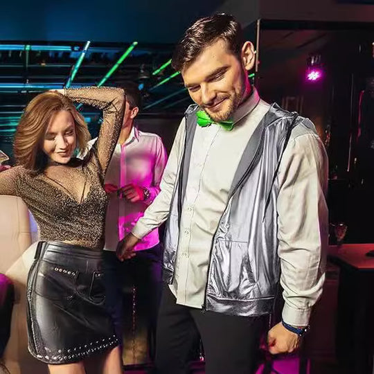 Herren angesagte Kapuzenweste mit metallischem Glanz und praktischen Taschen Heidi-Mode