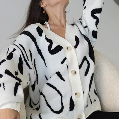Damen modischer Strickcardigan mit verspieltem Muster und durchgehenden Knöpfen Heidi-Mode