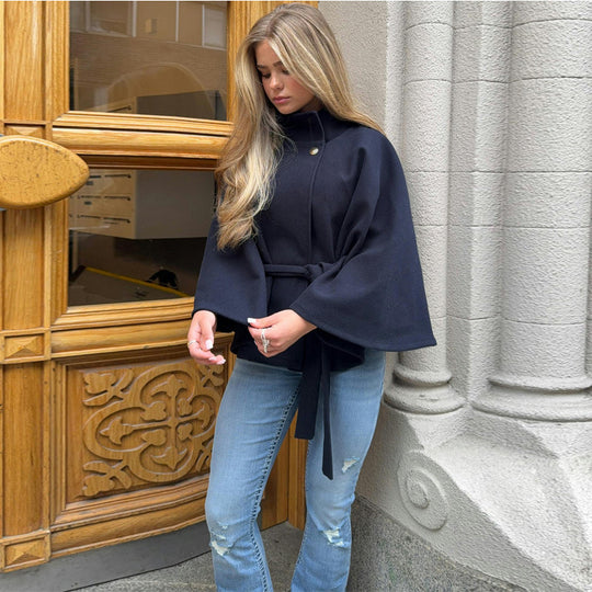 Damen vielseitiger Poncho mit Knopfdetails Heidi-Mode