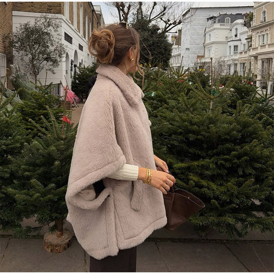 Damen Flauschiger Poncho Heidi-Mode