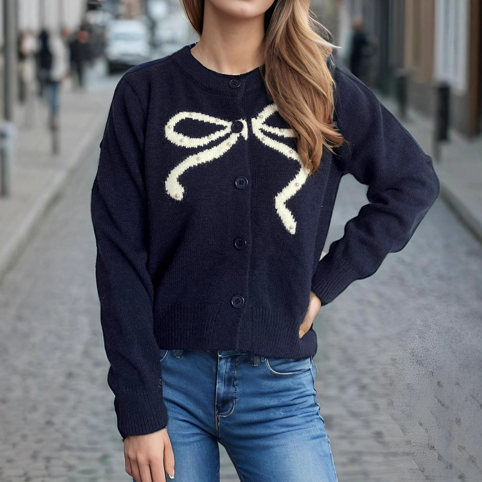 Damen Strickjacke mit verspieltem Schleifenmotiv und hochwertigen Knopfdetails Heidi-Mode