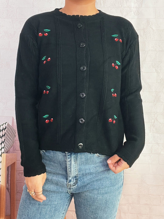 Damen Strickjacke mit verspieltem Kirschmuster und dekorativen Knopfdetails Heidi-Mode