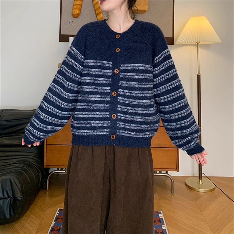 Damen Grobstrickjacke mit modernen Streifen und Knopfdetails Heidi-Mode