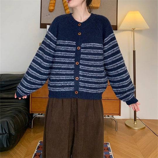 Damen Grobstrickjacke mit modernen Streifen und Knopfdetails Heidi-Mode