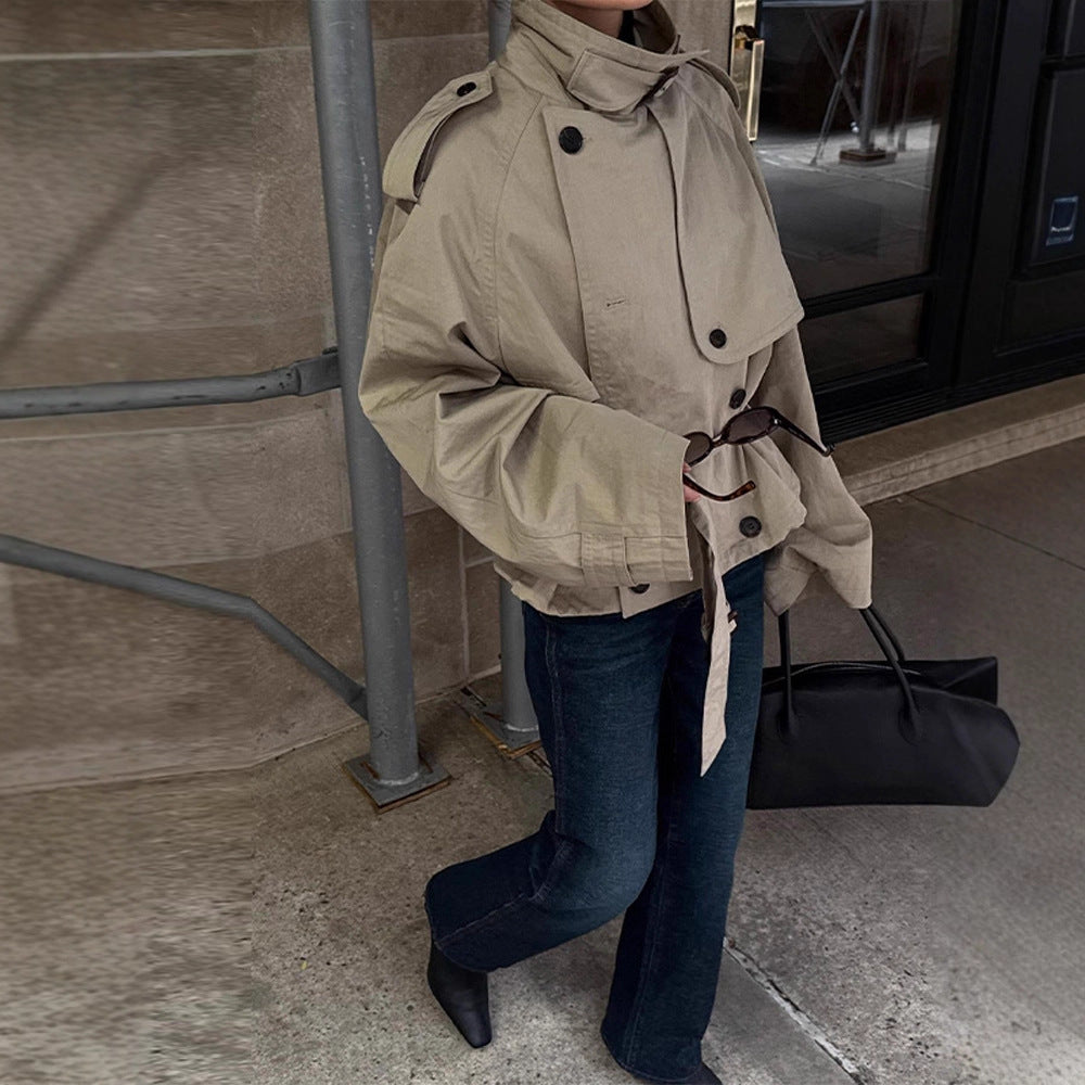 Damen Modische Kurzjacke mit hohem Kragen und Taillengürtel Heidi-Mode