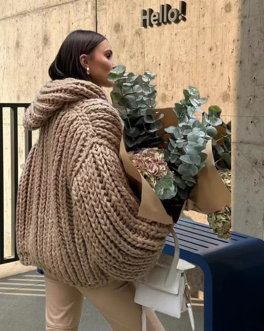 Damen Grobstrick-Hoodiejacke mit oversized Passform und tiefem Kragen Heidi-Mode
