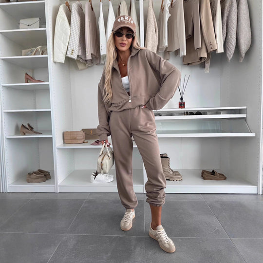 Damen gemütlicher Freizeitanzug mit hochgeschlossenem Kragen und aufgesetzten Taschen Heidi-Mode