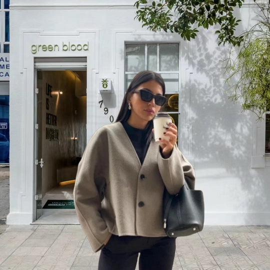 Damen kurze Strickjacke mit eleganten Knöpfen und weitem Schnitt Heidi-Mode