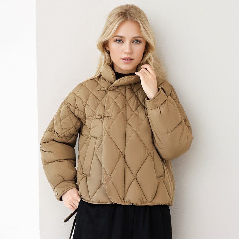 Damen gesteppte Jacke mit hohem Kragen und praktischen Druckknopfdetails Heidi-Mode