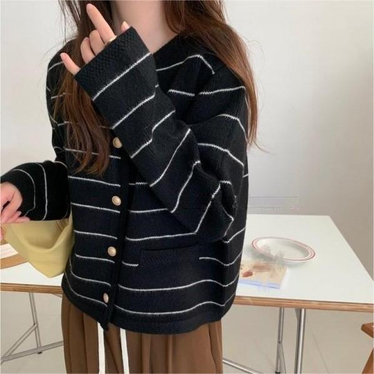 Damen gemütlicher Cardigan mit feinen Streifen und praktischen Taschen Heidi-Mode