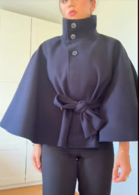 Damen elegante Cape-Jacke mit Knoten-Detail und voluminösen Ärmeln Heidi-Mode