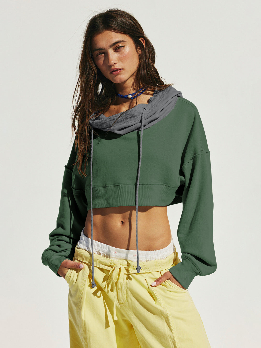 Damen cropped Sweatshirt mit lässigem Schnitt und Kängurutasche Heidi-Mode