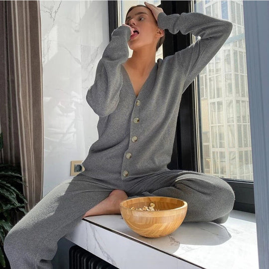 Damen Relaxed Fit Strickanzug mit V-Ausschnitt und Knopfdetail Heidi-Mode