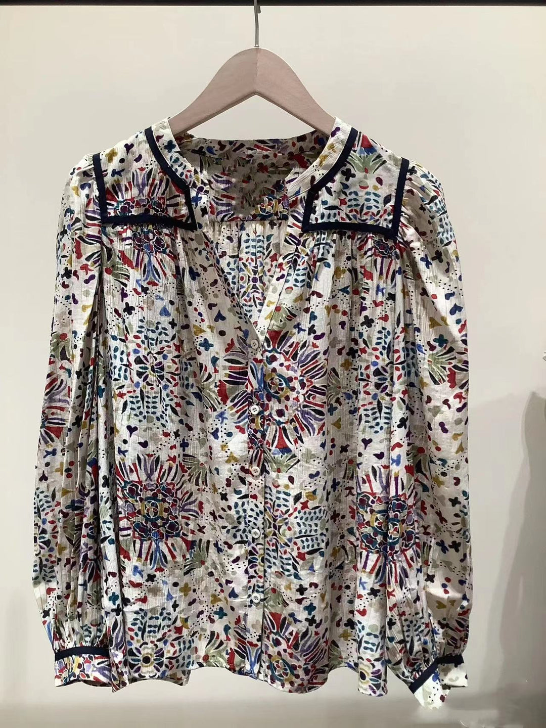 Damen Bluse mit aufwendigem Blumenmuster und eleganten Akzenten Heidi-Mode