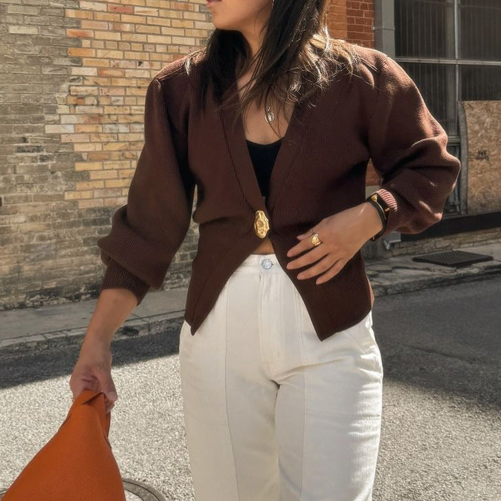 Damen modischer Strickcardigan mit tiefem V-Ausschnitt und dekorativem Knopf Heidi-Mode