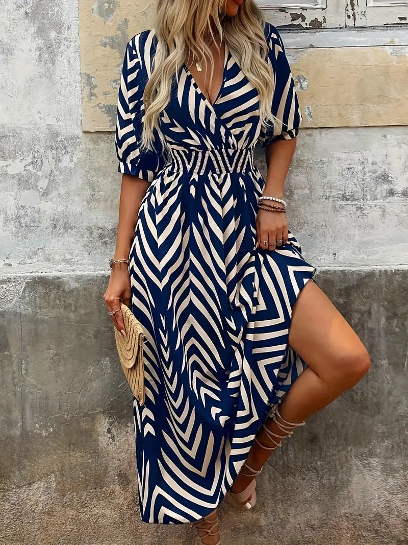 Damen Langes Wickelkleid mit modernem Muster und Rüschendetails Heidi-Mode